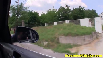 Cuki magyar bula szétnyitotta a combját az idegen pasasnak a fuvarért viszonzásul Thumb