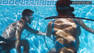 A víz alatt szeretett volna kamatyolni velem a lányka úgyhogy én becsúsztattam a puncusába Thumb