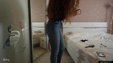 Levarrtam és telespricceltem a sexy mostohanővérem puncusát a szűköcske farmer nadrágjában Thumb