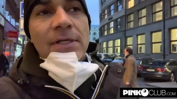 Durván megcumiztatta és meglovagoltatta a brokiján a basznivaló tini cicust  a kopasz férfi Thumb