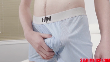 Kinyalatta a kloákáját a fiúcska aztán őrülten megkuffantotta a leányzó vagináját Thumb