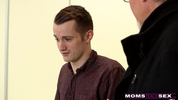 Gyönyörű magyar mostohaanyuci megtáncolta a tinifia faszát miután meglepte matyizás közben Thumb