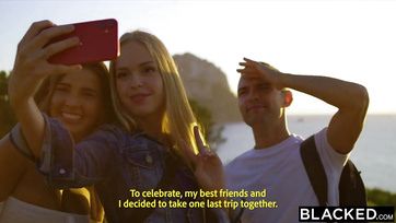 Az első találkán benyálazta a feketebőrű faszi jó nagy pöcsét a faszhiányos leány Thumb