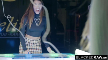 Gyönyörű latina csajok osztoznak a giganagy falloszon Thumb