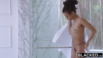 Összehozta a vadító szöszike barátnőjét a méretes dákójú pasijával Thumb