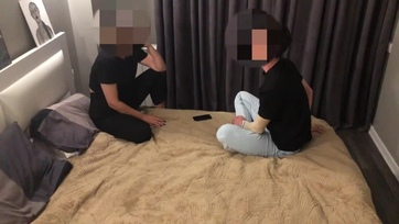 Egy kis nyalakodás után lecumiztattam és durván lebasztam a leányzót a party-n Thumb