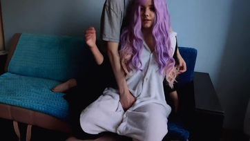 Cuki 18 éves tini lány beindul a kolbász láttán és megdugatja a nunusát Thumb