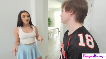 Bohó mostoha muter rácuppant a neveltfiacskája pélójára és egy nagyot ugrált rajta Thumb