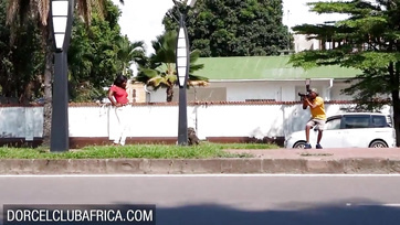 A fotózásból egyből kefélés lett a csábos sötét bőrű ribanccal Thumb