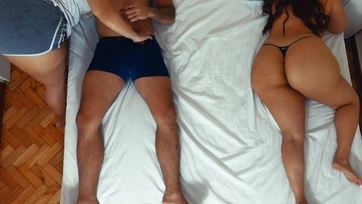 Faszimádó teltkeblű lány ráröppent a mostoha lánytesója pasijára és rácsüccsent a kolbászára Thumb