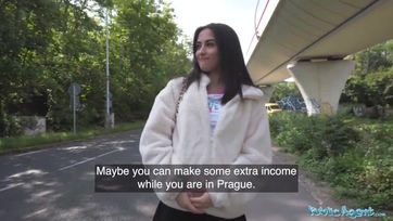 Imádja a stekszet a vakmerő fiatal csaj úgyhogy széttárta a lábacskáit az idegen csávónak Thumb