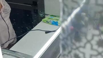 A nagycickós mostoha anyucim segített ráncigálni a péniszemet a mosdóban Thumb