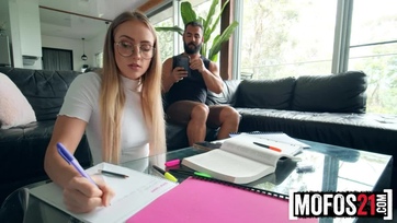 Úgy bevadult a vadító lakótársam hogy azt kívánta hogy basszam meg a feszes popsiját Thumb