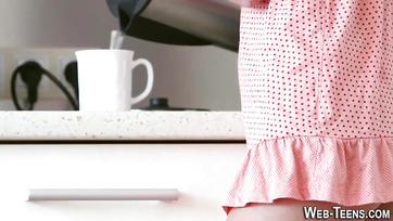 18 esztendős szőkehajú tinilány élvezésig élvezkedik a kamera előtt Thumb