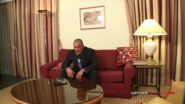 Faszimádó pesti háziasszony cumizza a jókötésű férfi pöcsét és kapja a hátsó lyukacskájába Thumb