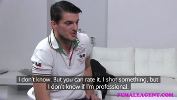 Letolta a nejlonharisnyáját a bájos ügynöknő és megkúratta a muffját a pasassal Thumb