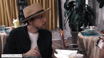 Rápattant az idős faszi péniszére a dögös varrott tini leányzó Thumb