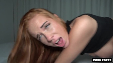 Vörös Hajú tini leányzó hangosan síkoltozik mialatt keményen basszák a feszes lyukacskáját Thumb