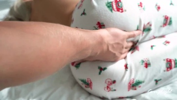 A nagyfaszú srác az életerős cerkájával keltette a nevelőmuterját és telespriccelte a puniját Thumb