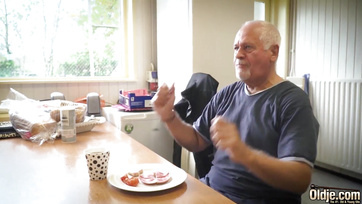 Szexéhes apácska és a huncut nevelt lánya egymásra izgultak és egy orbitálisat dugtak Thumb