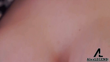 Zsákmányolt egy duzzadt faszt a parázsló pinájába a szöszike ribi Thumb