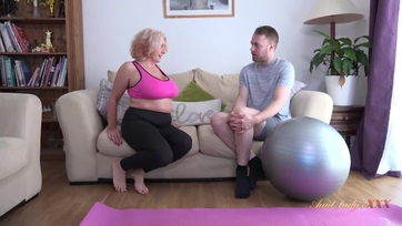 Huncut nagyi a nagyméretű cicijeivel teperte le a fiatal palit aki telelőtte a muffocskáját Thumb