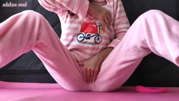 Bájos vékony fiatal leányzó a vaginájával ejakulál mialatt pizsomában élvezkedik Thumb