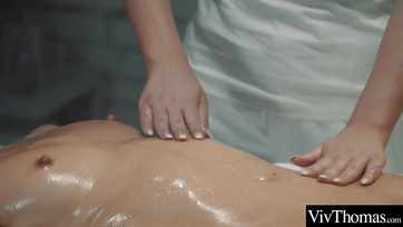 Cirógatás közben egymásra hangolódtak a kiéhezett kiskeblű cicusok Thumb