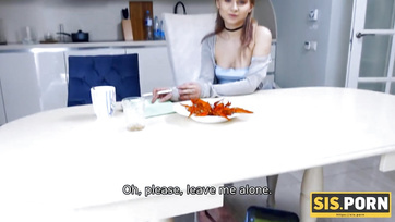 A pofikájába vette a mostoha bratyója péniszét és vadul leszopta azt a szöszike fiatal csajszi Thumb