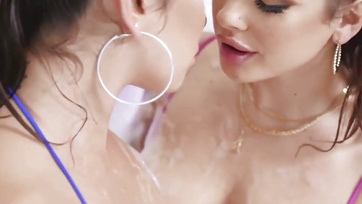 Feldugták egymásnak a műpélót mialatt nyaldosták egymás muffocskáját a bögyös pipik Thumb