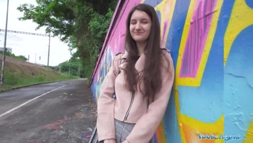 A tündibündi leányzó miután megmutizta a cickóit egy kis pénzért a combját is szétdobta Thumb