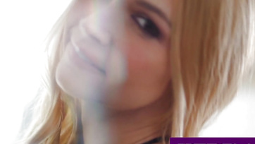 A szemrevaló milf hölgyemény profin megmászta a fotós pasas dákóját Thumb