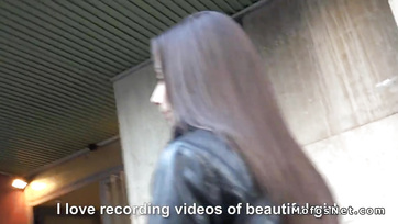 Levadászta a gyalogúton a laposcsöcsű magyar származású csajszit és stekszért megbaszta a puncikáját Thumb