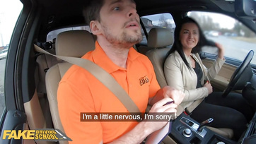 Szétnyitotta a lábacskáját a kis vakmerő cafka hogy megszerezze a jogosítványát Thumb