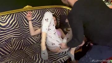 A 18 éves tini cicus elővette a mostoha papikája fütyijét és megdugatta a kis muffját Thumb