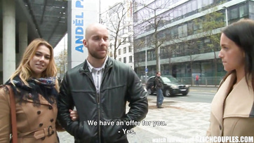 Egy kis zsetonért bevállalta a tini pár a publikus szvingeres kefélést Thumb