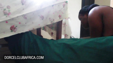 A formás ebony némber felizgatta a nagyfarkú szerelőt a jókora kebleivel Thumb