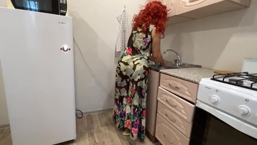 Előredőlt a nagy popójú mostoha anyum hogy bedughassam a méretes virslimet az ánuszrózsájába Thumb