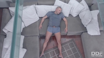 A barátnőjével szövetségben cumizta le az alukáló kanja fütyijét a kívánnivaló budapesti menyecske Thumb