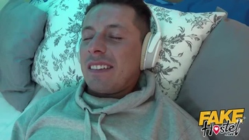 Egymást Követően felcsüccsentek a gyönyörű nejlonharisnyás légikisasszonyok a mázlis srác eres kolbászára Thumb