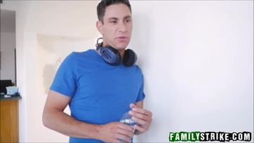 Felizgatta a mostoha kölykét a csábító szöszke milf és vadul megtáncolta a gigantikus falloszát Thumb