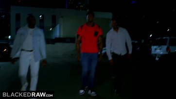 Vágyott már egy kolosszális péniszre a lány de hármat zsákmányolt helyette Thumb