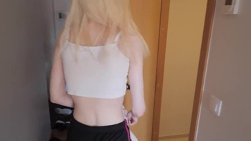 A csábos faszimádó tini ribi megkóstolta majd gondosan megugrándozta a mostoha apukája brokiját Thumb