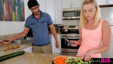 A csábos platinaszőke mostoha hugim akármikor készséggel megmássza a nagyméretű dákómat Thumb