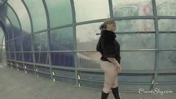 Rátermett csajszi anál plug-al a termetes seggében szívogatja a pajszert Thumb