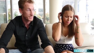 Ráröppent a mostoha apujára a 18 éves tini suna és szétfúratta vele a borotválatlan pináját Thumb