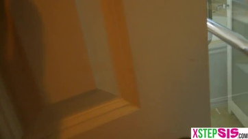 Önkéntelenül belógattam az eres cerkámat a nagypicsájú mostoha nővérem nunijába Thumb