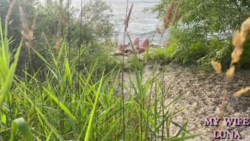 Popsiba dugatta magát a faszimádó öreg nő a keménytökű kukkuló pasassal a vízparton Thumb