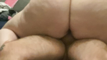 A nagyméretű fingójával táncolta meg a házastársa pöcsét a faszéhes asszonyka Thumb