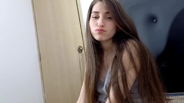 Meztelen voltam mikor a mostoha húgocskám benézett a hálómba és megtáncolta a répám Thumb